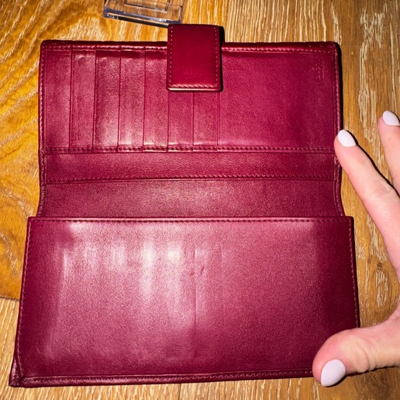 Excellent condition Gucci Burgundy Bow Flap Embossed Leather Wallet - Picture 3 of 7
